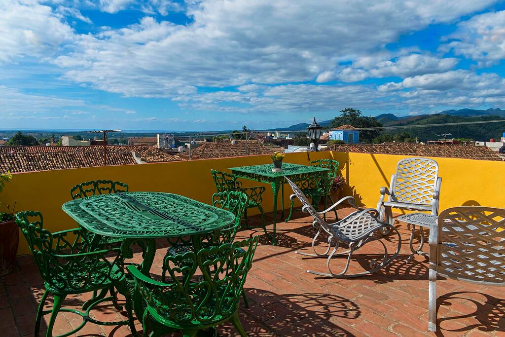 terraza con vista al mar, la ciudad y las montañas