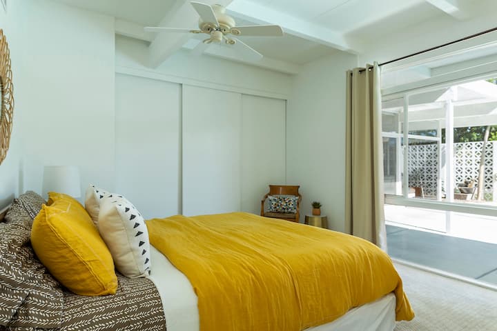 חדר השינה הזה, עם מיטת קינג סייז, פונה לבריכה ויש בו שפע של מקום בארון.