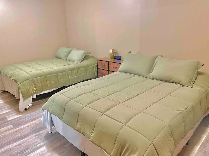 غرفة نوم بسريرين كبيرين على الفور من غرفة الاستجمام على اليمين