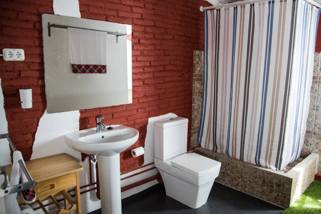 Baño completo con ducha.