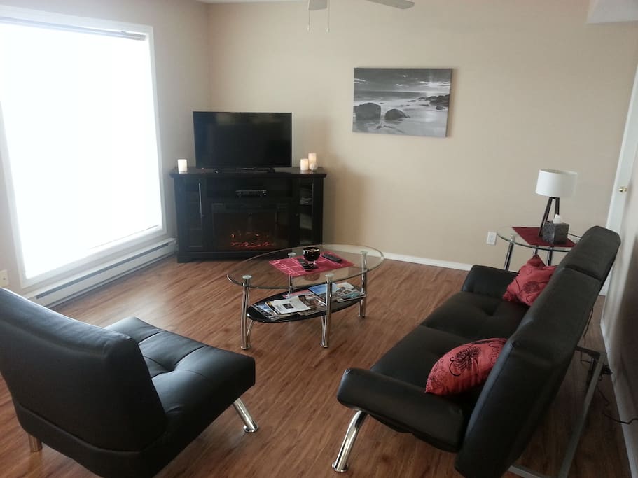 Livingroom with fireplace and TV