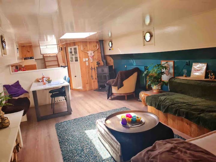 Houseboat (Old Cargo Ship) In Jutphaas, Nieuwegein - Utrecht, Países Bajos