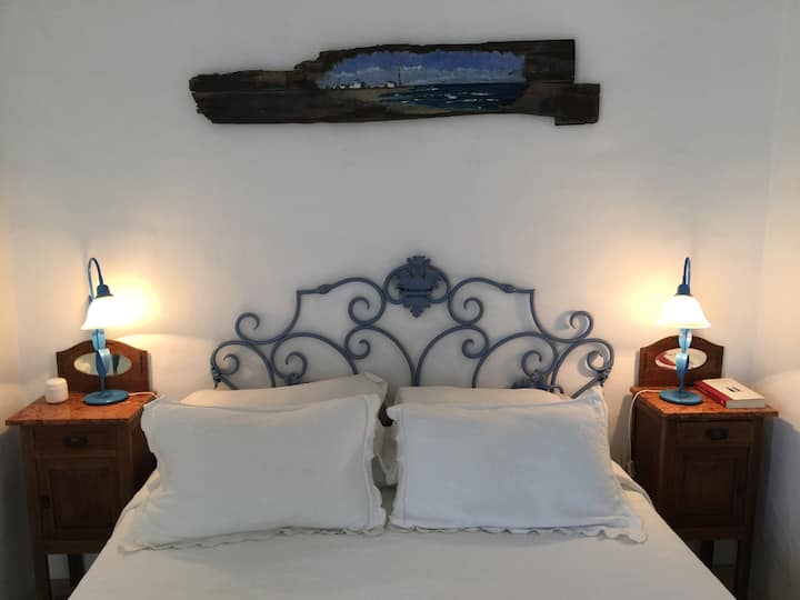 Chambre principale avec salle de bain attenante. 