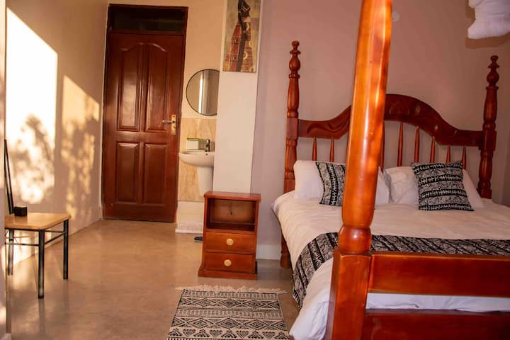 غرفة نوم داخلية ثانية بسرير بحجم كوين (5 × 6) ومدخل مباشر خاص إلى الشرفة.