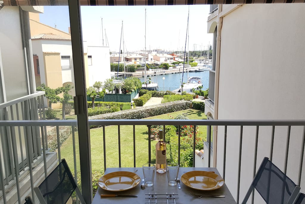 Loggia avec vue sur les bateaux et la végétation