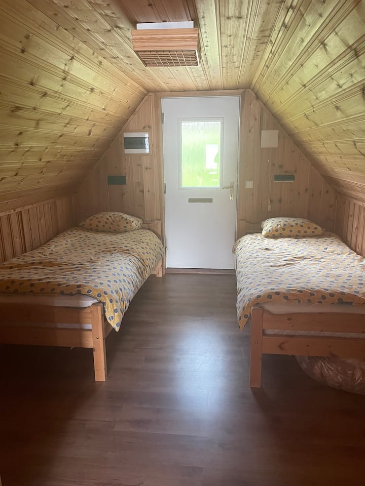 Соба на врвот на куќичката за бродови.