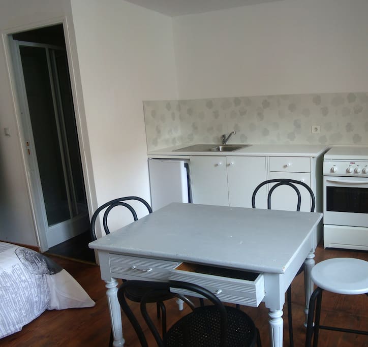 A little kitchen/ une petite cuisine