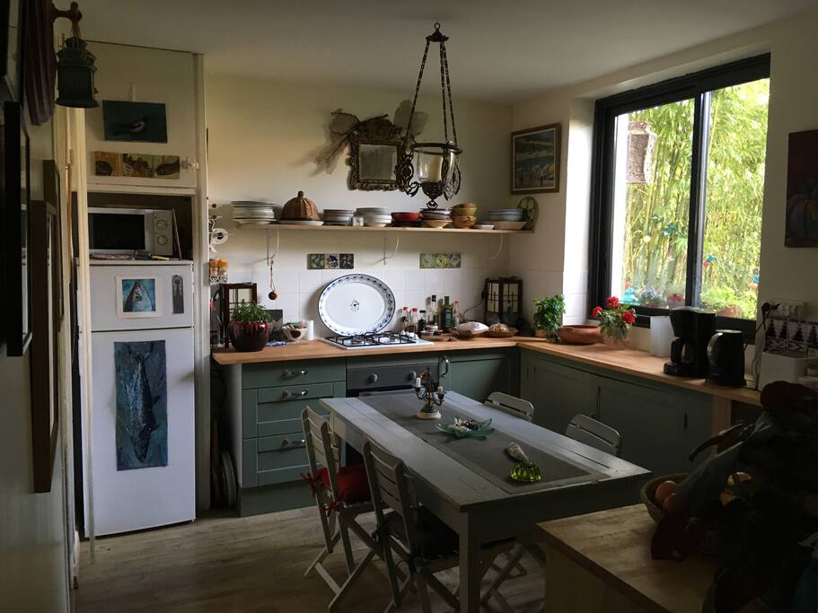 cuisine lumineuse donnant sur le jardin de derrière