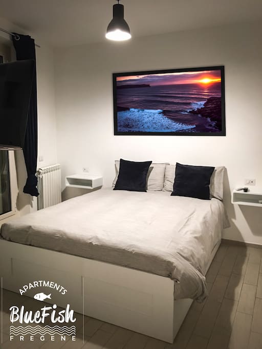 Bed room with a/c and tv set