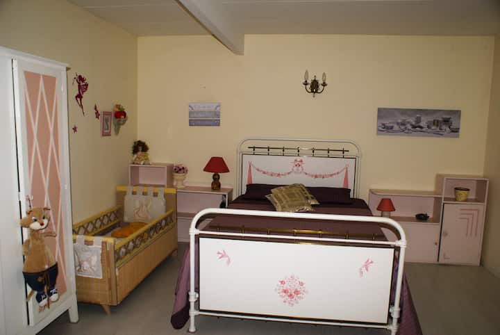 основно легло в спалнята 140 и бебешко легло със самостоятелна баня