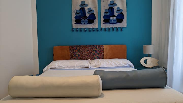 Pohodlná posteľ s matracom z dvojitej pamäťovej peny