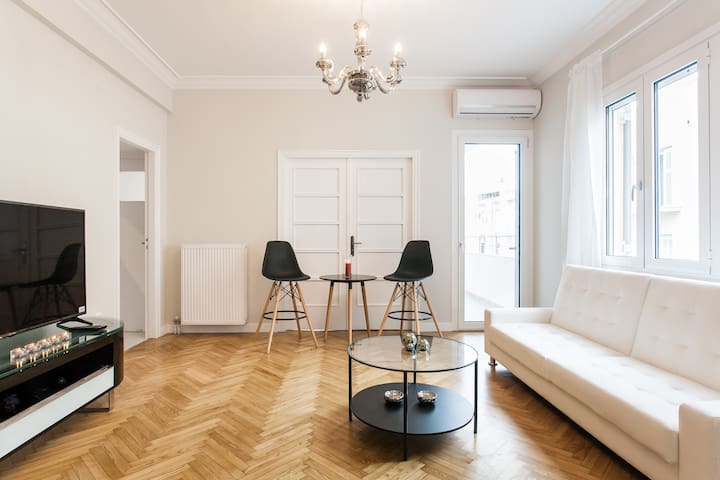 HighEnd 2bdr Apt in Plaka(+Netflix) -50mbps wifi-