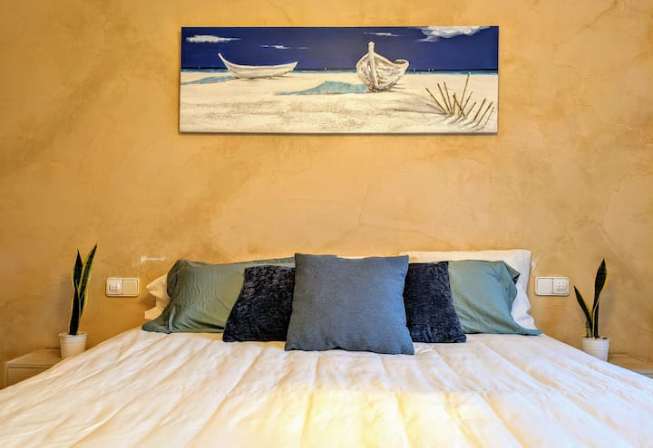 Chumba cha kulala #1 - Kitanda cha King Size, kabati lililojengwa ndani, roshani kubwa, na bafu la En-Suite