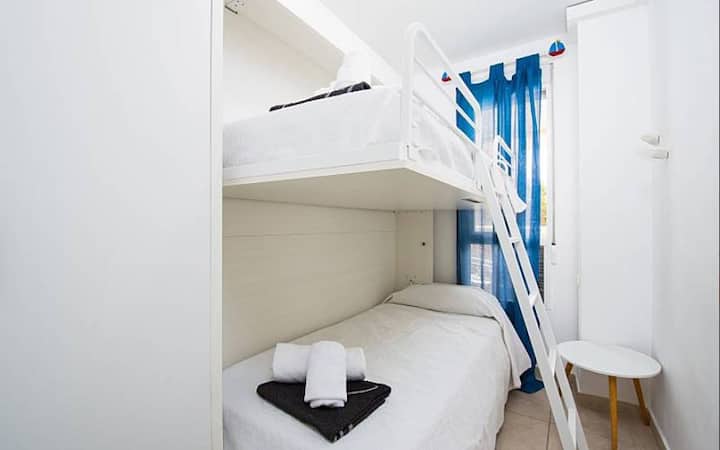 Dječja soba ima vrlo udoban dvostruki madrac na kat i ugradbeni ormar.