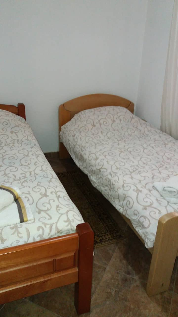 غرفة نوم أصغر بسريرين فرديين