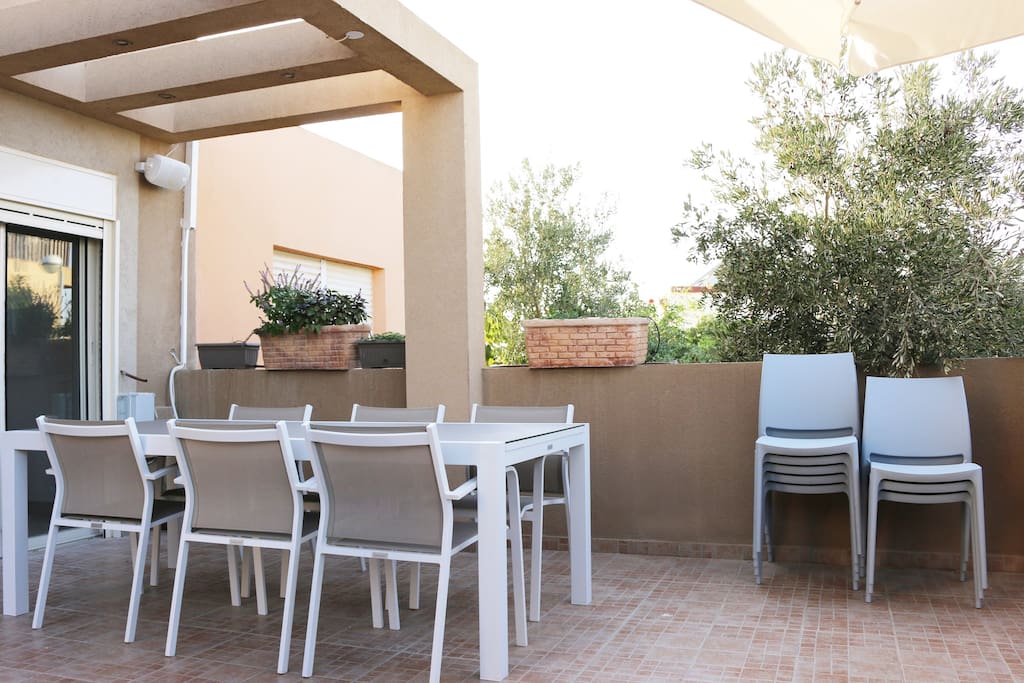 Outdoor sitting & eating area