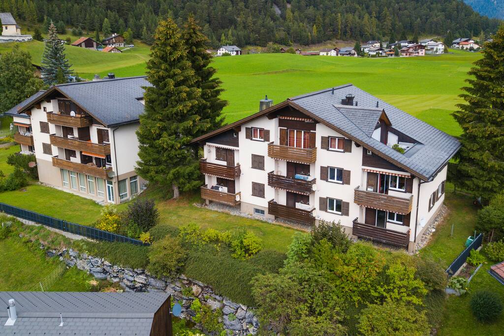 Auf einer sonnigen Südterrasse über dem Albulatal