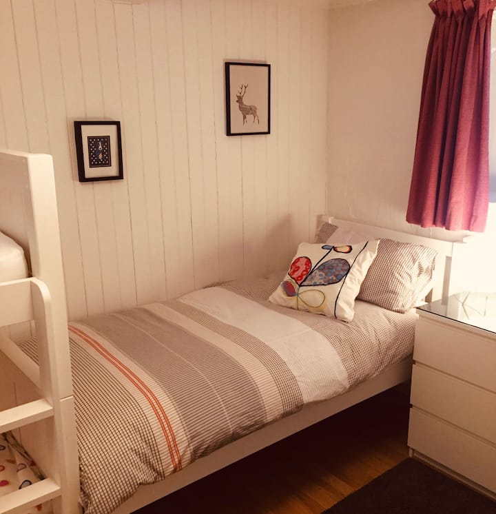 El dormitorio está configurado para ser lo más flexible posible.  Puede alojar hasta 4 personas, ya sea en todas individuales o con dos individuales (litera) y una doble súper king.  Todas las camas tienen edredones.