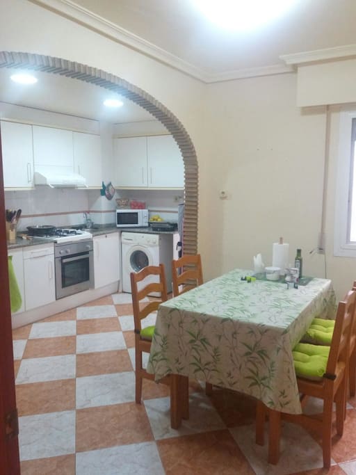 Cocina y comedor huespedes.