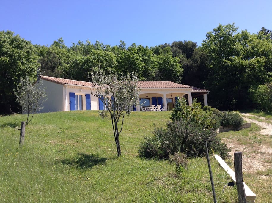 La Maison Ghelia, dans la prairie