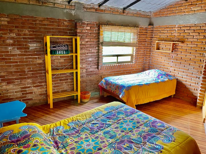 Habitación con 1 cama matrimonial y una cama individual con baño