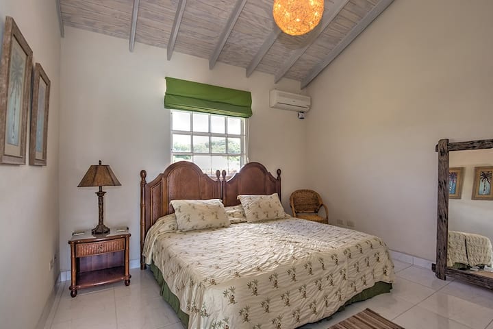 Საძინებელი 2: ორსაწოლიანი საწოლი 193 × 203 სმ