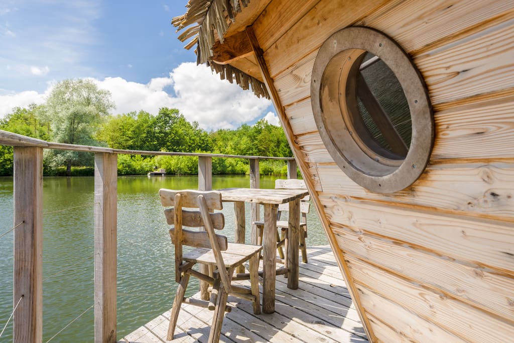 Cabane au milieu du lac