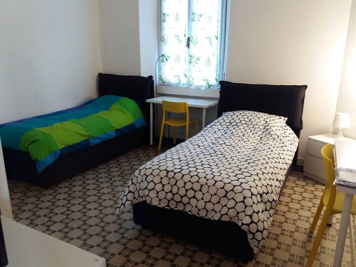 cama en una habitación