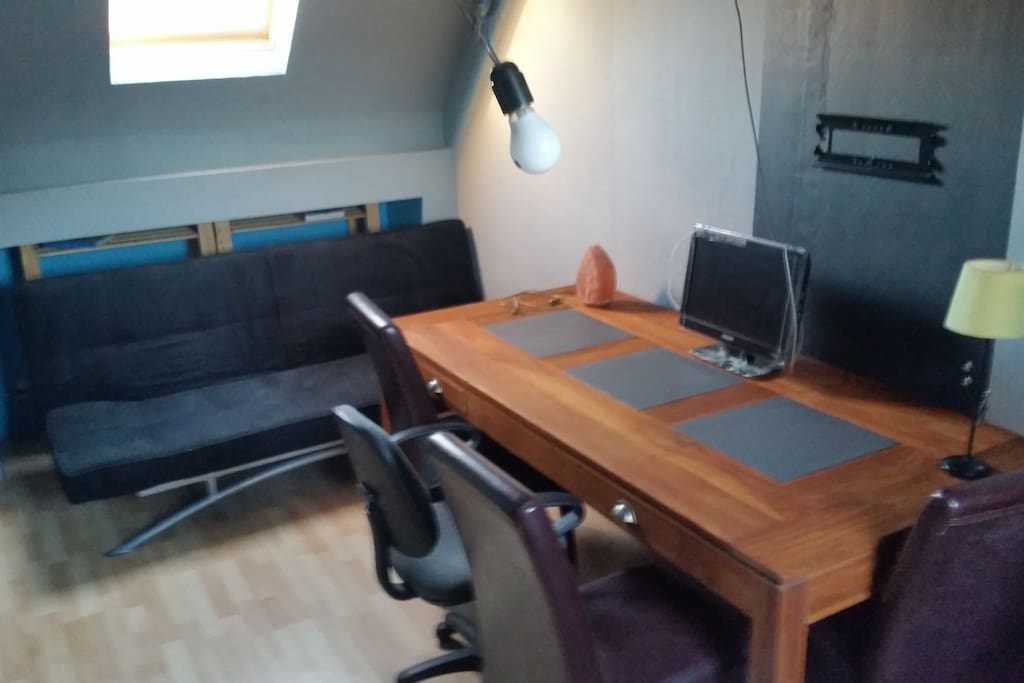 1er côté de la CH3 avec canapé lit 2P, Gd table en Tech + Chaise,TV écran plat