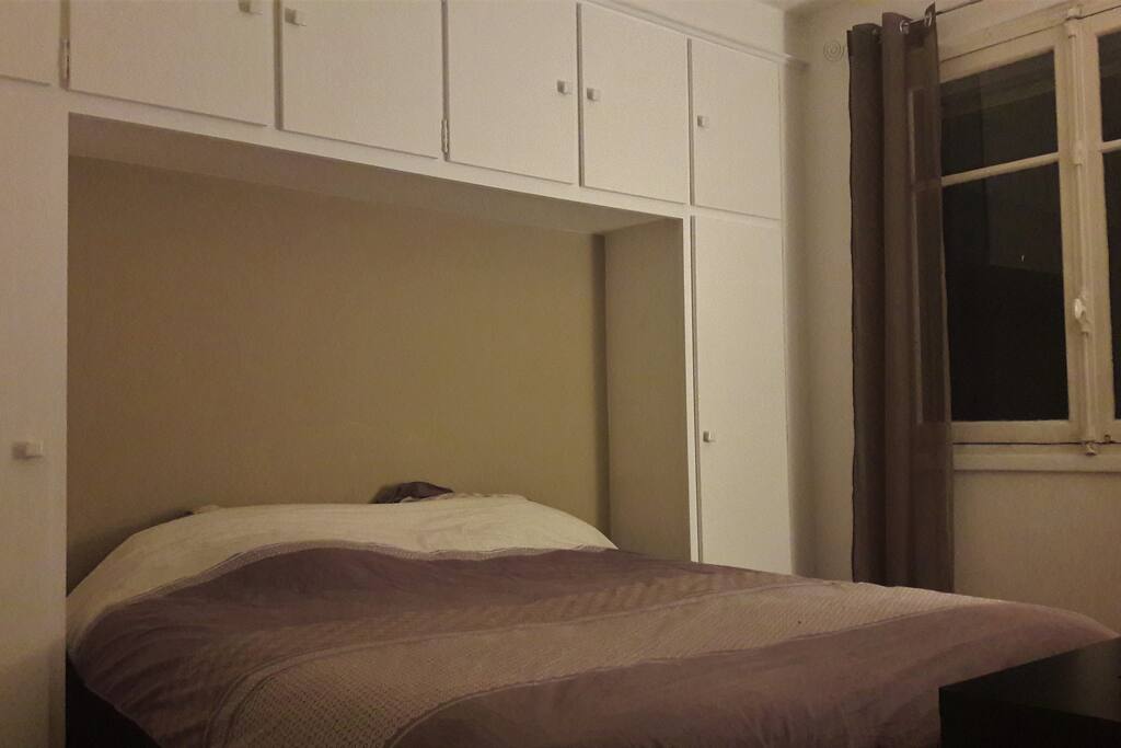 Chambre avec lit queen-size