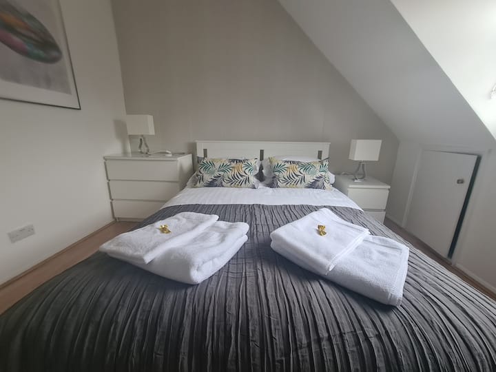 Udoban bračni krevet (širine 180 - 200 cm) 