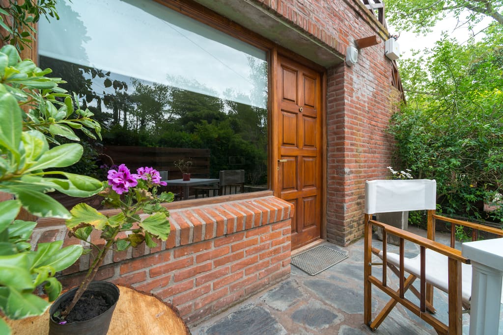 Patio c jardín, mesa y sillas