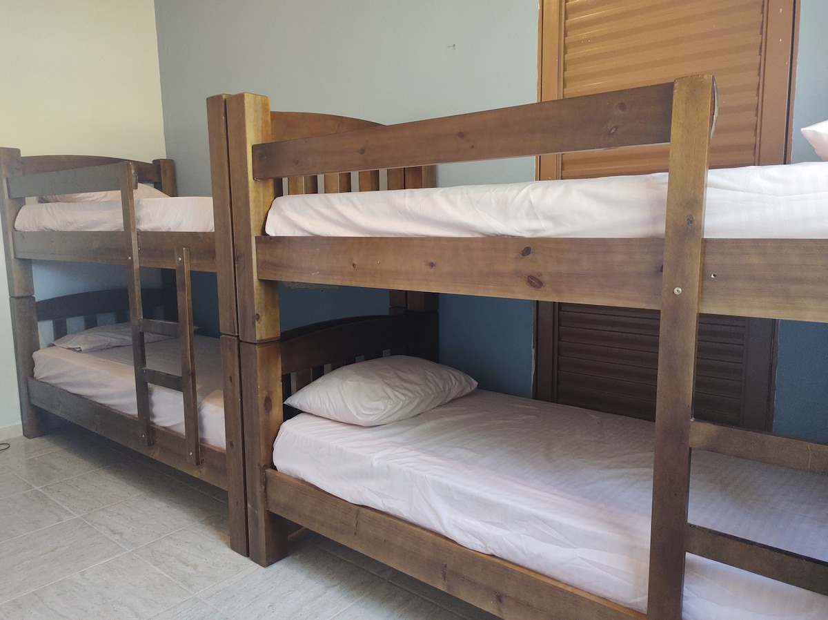 Спалня 3

2 двуетажни легла