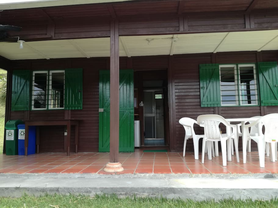 Corredor con BBQ y Comedor