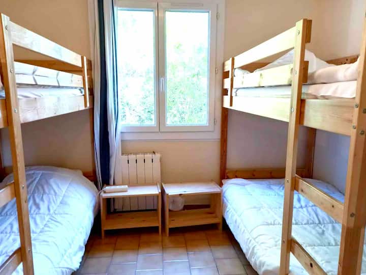 Double lits superposés. Cette chambre à placard accueillera idéalement 4 enfants 