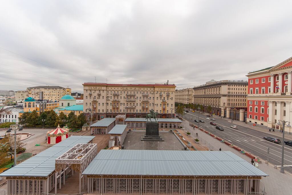 Вид из окон квартиры на Тверскую площадь