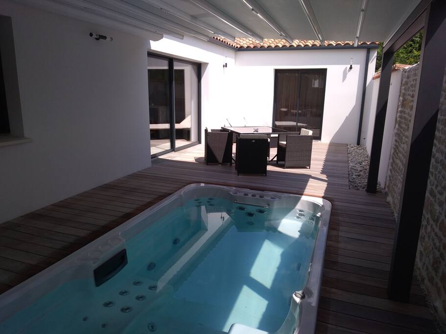 Terrasse privée, spa de nage couvert
