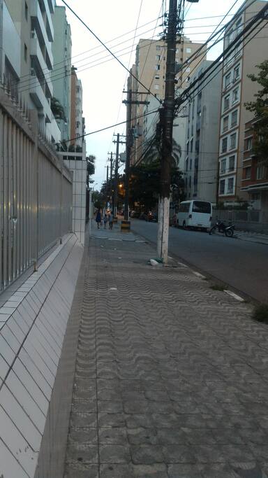 Calçada do Prédio, uma quadra da praia