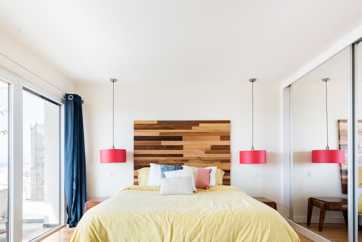 Spacious, Updated Home with Breathtaking Ericeira Sea Views gallery image 2