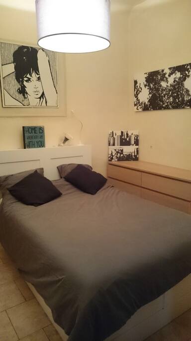 Chambre avec lit 2 place et grand rangement
