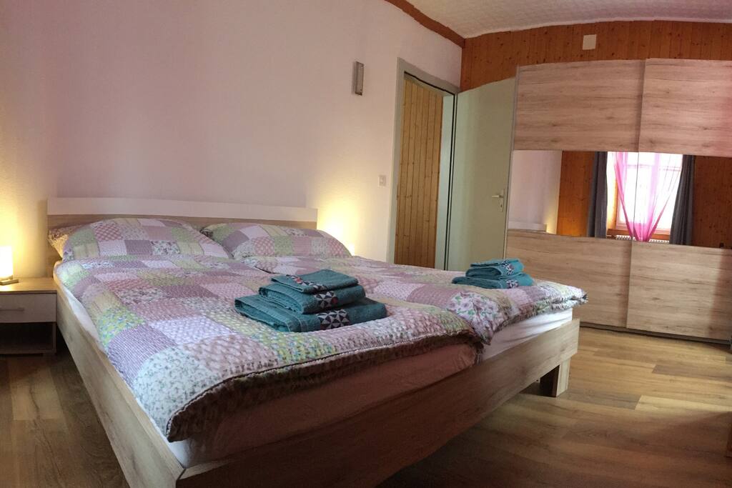 Chambre à coucher avec lit 180x200