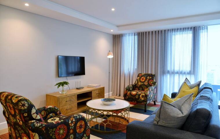 Luxury Green Point Apt w/ Balcony & City Views gallery image 4