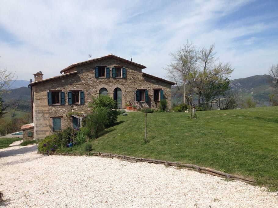 il fronte della casa in autunno