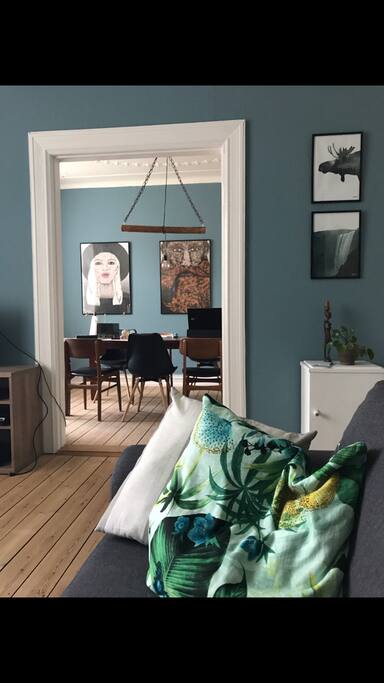 Udkig fra tv-stuen til spisestuen