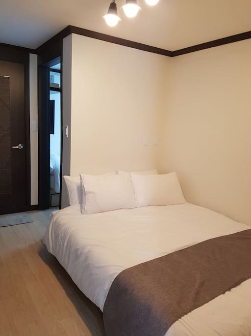 room1 queen bed