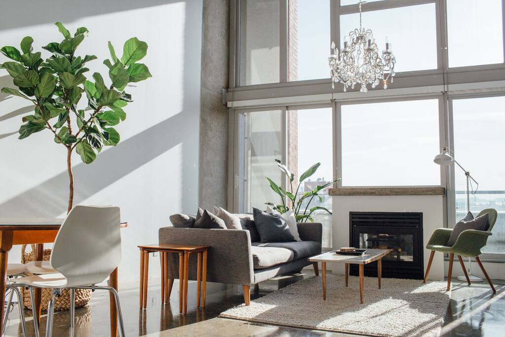 East facing floor to ceiling windows offer a sun-drenched suite in the mornings. Opaque white blinds are available if you prefer to sleep in.