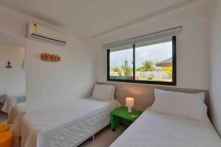 غرفة مكيفة الهواء بسريرين مفردين وسرير متحرك. يمكنك الاجتماع لترتيب سرير مزدوج.