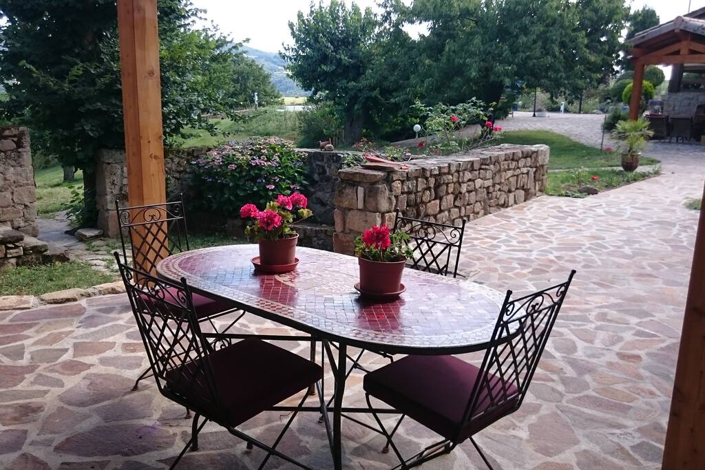 Table en terrasse, couverte.
