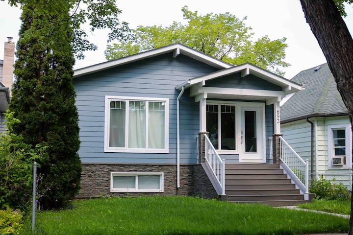 Inviting Stay in a Prime Location!