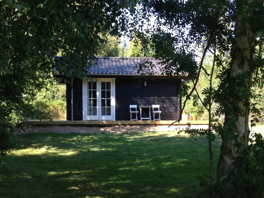 Gæstehytte m. 1 dobbeltseng, 1 køjesenge samt bad og toilet.